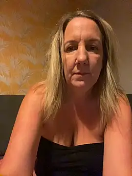 Snapshot of X-Victoria-X chatting on 09/14/25, 12:43 X-Victoria-X online show from 09/14/25, 12:43