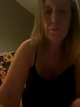 Snapshot of X-Victoria-X chatting on 10/02/25, 03:02 X-Victoria-X online show from 10/02/25, 03:02