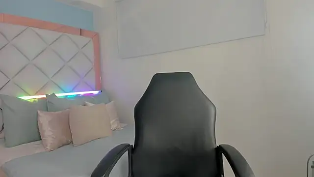 Snapshot of molly_gomezz chatting on 10/07/25, 10:29 molly gomezz online show from 10/07/25, 10:29