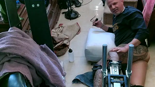 Snapshot of 6mickey9 chatting on 10/20/25, 08:53 6mickey9 online show from 10/20/25, 08:53