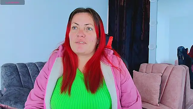 Snapshot of carolinhe_ chatting on 10/03/25, 08:17 carolinhe online show from 10/03/25, 08:17