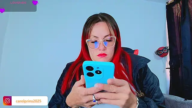 Snapshot of carolinhe_ chatting on 10/04/25, 07:34 carolinhe online show from 10/04/25, 07:34