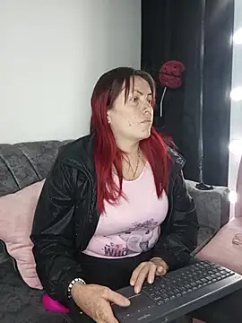 Snapshot of carolinhe_ chatting on 10/14/25, 07:47 carolinhe online show from 10/14/25, 07:47