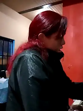 Snapshot of carolinhe_ chatting on 10/21/25, 01:23 carolinhe online show from 10/21/25, 01:23