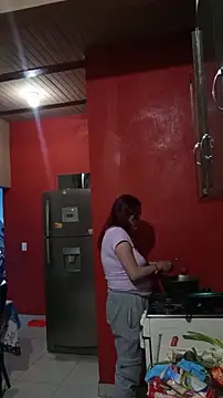 Snapshot of carolinhe_ chatting on 10/24/25, 04:47 carolinhe online show from 10/24/25, 04:47