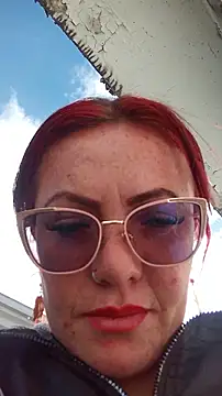 Snapshot of carolinhe_ chatting on 11/26/25, 08:43 carolinhe online show from 11/26/25, 08:43