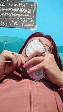 Snapshot of carolinhe_ chatting on 11/28/25, 04:26 carolinhe online show from 11/28/25, 04:26