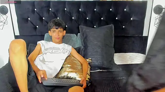 Sebas cat online show from 10/03/25, 02:41