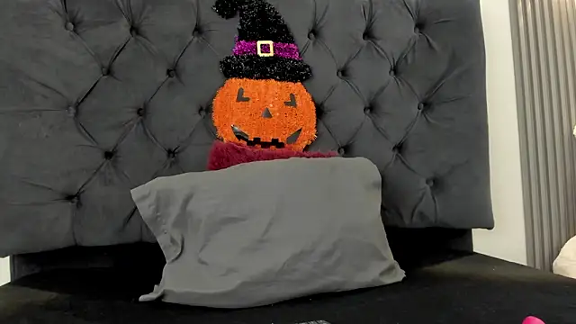 Snapshot of Sofia_Seduccion chatting on 10/23/25, 12:04 Sofia Seduccion online show from 10/23/25, 12:04