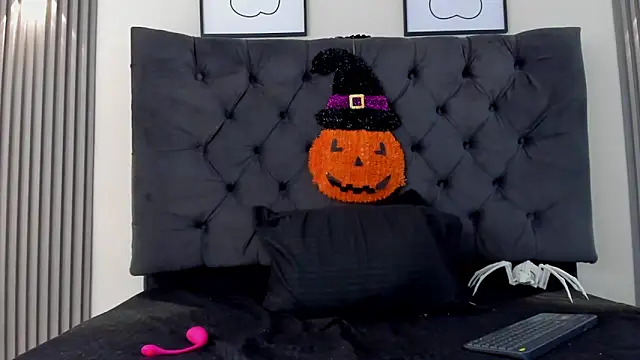 Snapshot of Sofia_Seduccion chatting on 10/28/25, 12:30 Sofia Seduccion online show from 10/28/25, 12:30