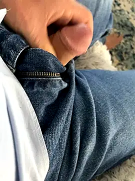 Snapshot of cyclone1212 chatting on 11/27/25, 05:04 cyclone1212 online show from 11/27/25, 05:04