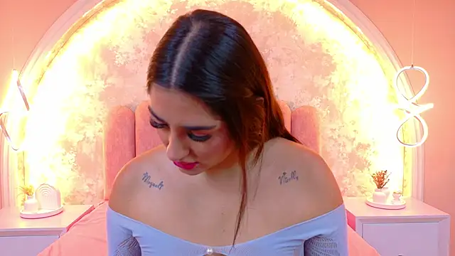 Snapshot of JasmineRhodes chatting on 02/02/26, 01:32 JasmineRhodes online show from 02/02/26, 01:32