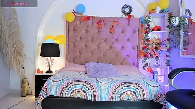 SwettRenata  online show from 09/30/25, 07:30