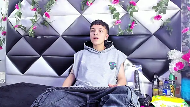 Megan Thompson  online show from 12/05/25, 02:20