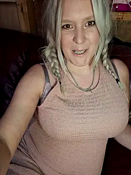 Snapshot of Bouncy-Bella28X chatting on 11/17/25, 01:28 Bouncy-Bella28X online show from 11/17/25, 01:28