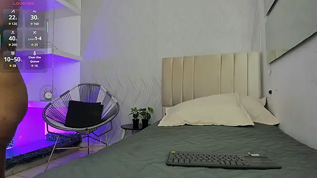 keyla mejia online show from 10/30/25, 12:06