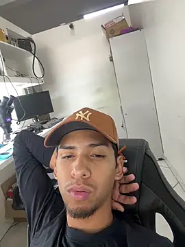 Snapshot of Oqui chatting on 03/17/26, 05:49 Oqui online show from 03/17/26, 05:49