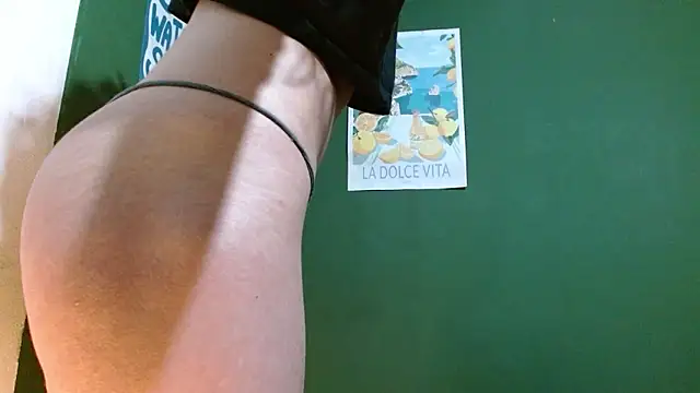 Snapshot of Roxiehood chatting on 05/02/26, 02:05 Roxiehood online show from 05/02/26, 02:05