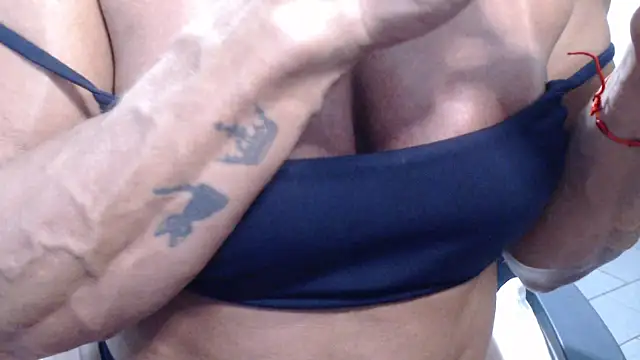 Snapshot of Stronggsexy chatting on 02/02/26, 01:37 Stronggsexy online show from 02/02/26, 01:37