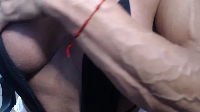 Snapshot of Stronggsexy chatting on 02/03/26, 01:15 Stronggsexy online show from 02/03/26, 01:15