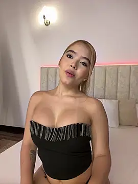 Snapshot of Mia_Roswell chatting on 06/19/26, 03:11 Mia Roswell online show from 06/19/26, 03:11