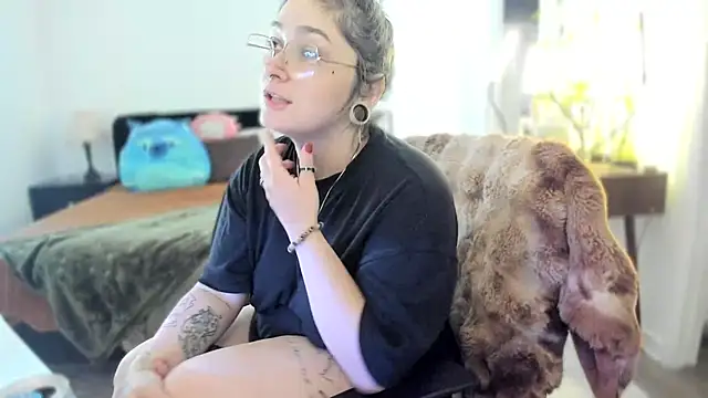 Snapshot of Alix_Valentine chatting on 11/18/25, 04:44 Alix Valentine online show from 11/18/25, 04:44