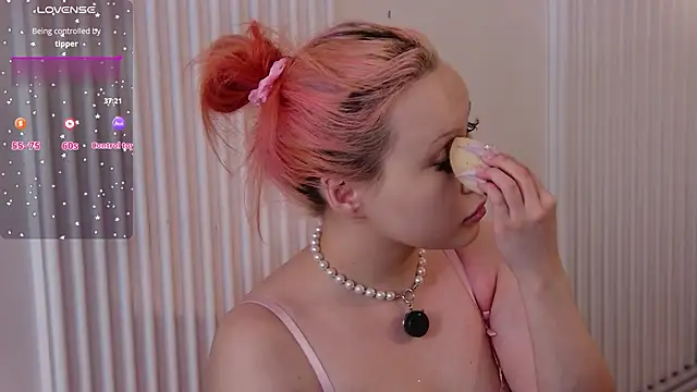 Snapshot of AsiaVegas chatting on 11/18/25, 04:44 AsiaVegas online show from 11/18/25, 04:44