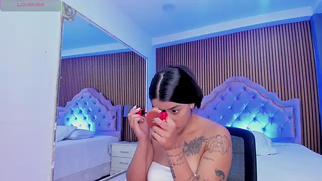 Snapshot of SelenaStonne chatting on 10/19/25, 07:47 SelenaStonne online show from 10/19/25, 07:47