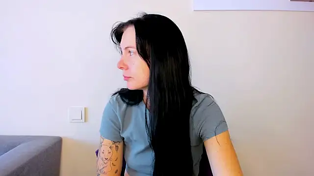 Snapshot of Elle_Pearl_ chatting on 10/15/25, 06:13 Elle Pearl online show from 10/15/25, 06:13
