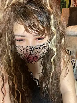 Snapshot of xoxLILxMELOxox chatting on 10/06/25, 04:15 xoxLILxMELOxox online show from 10/06/25, 04:15