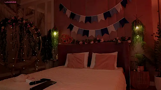 Serena Waldarf online show from 10/04/25, 05:22