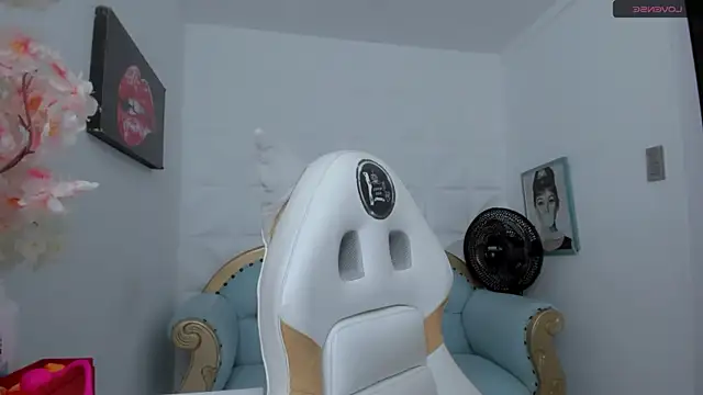 Snapshot of eimy_skinny_ chatting on 10/31/25, 11:22 eimy skinny online show from 10/31/25, 11:22