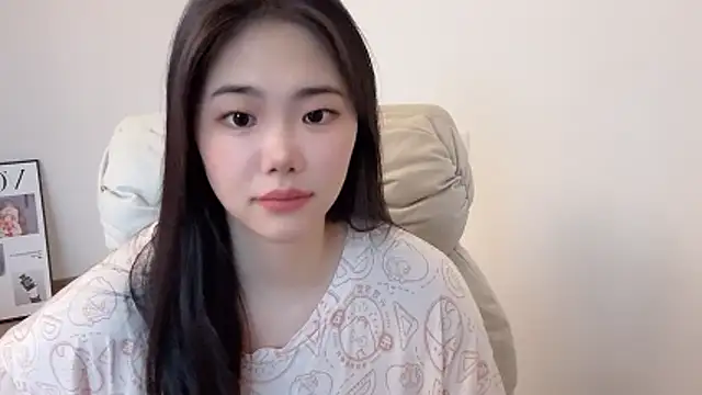 Snapshot of suki-1 chatting on 06/15/26, 09:00 suki-1 online show from 06/15/26, 09:00