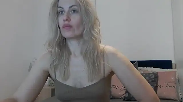 Snapshot of Lika_Soul chatting on 12/20/25, 04:36 Lika Soul online show from 12/20/25, 04:36