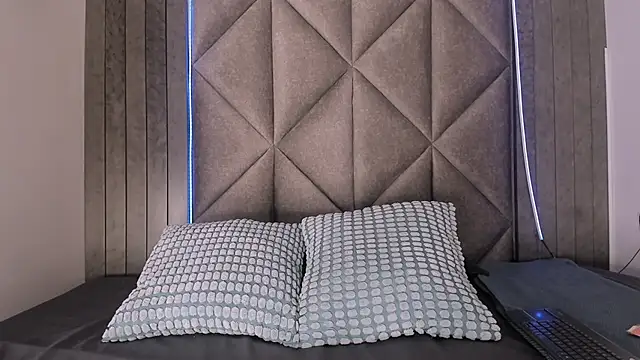 TiffValentinee  online show from 09/20/25, 08:54