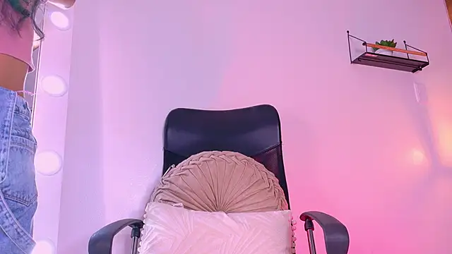 TiffValentinee  online show from 10/06/25, 07:55