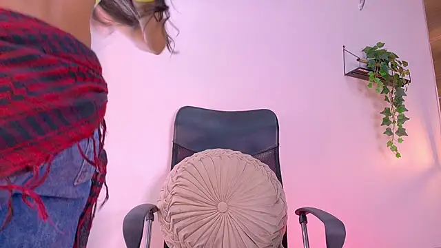 TiffValentinee  online show from 10/13/25, 07:58