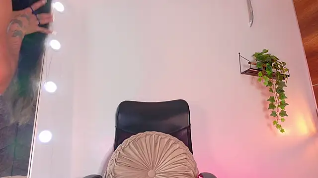 TiffValentinee  online show from 10/20/25, 07:58