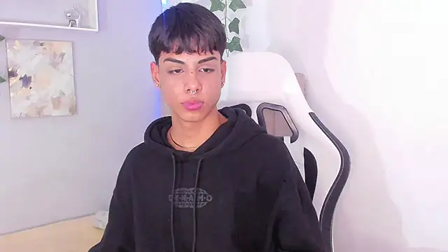 Snapshot of Thomas_wil chatting on 09/11/25, 04:34 Thomas wil online show from 09/11/25, 04:34