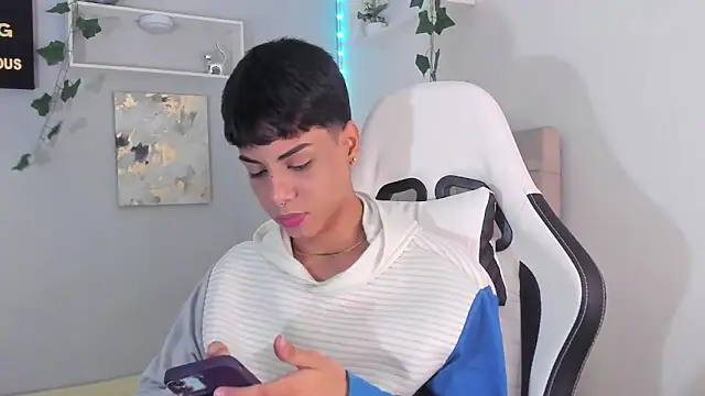 Snapshot of Thomas_wil chatting on 09/13/25, 06:35 Thomas wil online show from 09/13/25, 06:35