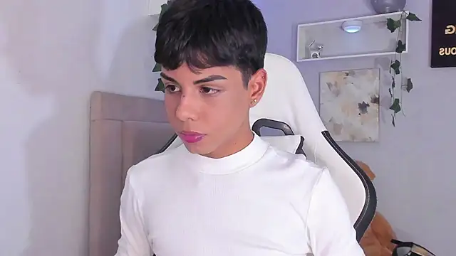 Snapshot of Thomas_wil chatting on 10/18/25, 06:37 Thomas wil online show from 10/18/25, 06:37