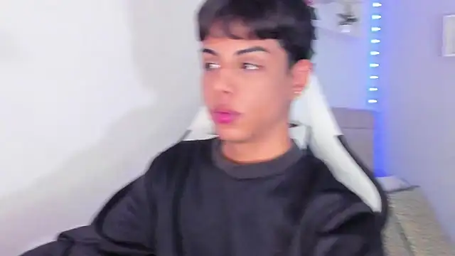 Snapshot of Thomas_wil chatting on 10/24/25, 06:43 Thomas wil online show from 10/24/25, 06:43