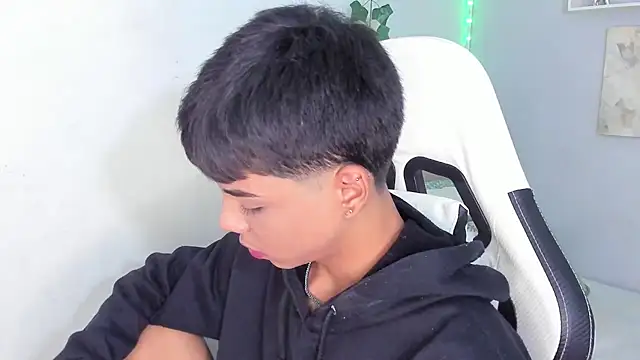 Snapshot of Thomas_wil chatting on 10/29/25, 07:21 Thomas wil online show from 10/29/25, 07:21