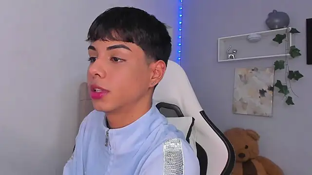 Snapshot of Thomas_wil chatting on 11/01/25, 01:18 Thomas wil online show from 11/01/25, 01:18