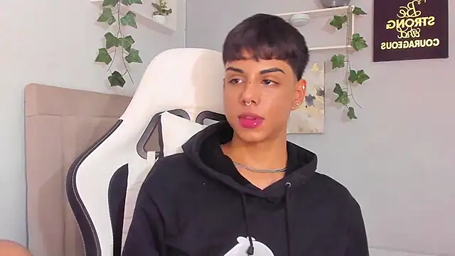 Snapshot of Thomas_wil chatting on 11/13/25, 04:55 Thomas wil online show from 11/13/25, 04:55