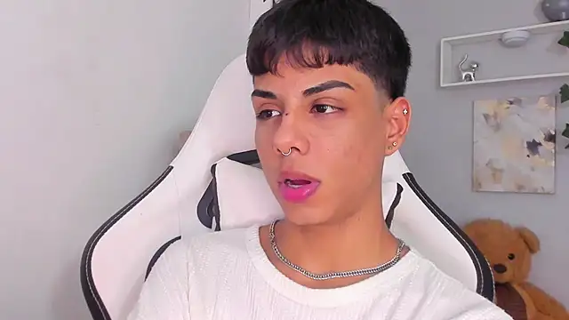 Snapshot of Thomas_wil chatting on 11/14/25, 06:45 Thomas wil online show from 11/14/25, 06:45