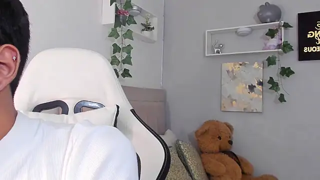 Snapshot of Thomas_wil chatting on 11/18/25, 06:40 Thomas wil online show from 11/18/25, 06:40