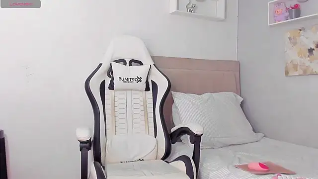 Snapshot of Thomas_wil chatting on 02/14/26, 09:33 Thomas wil online show from 02/14/26, 09:33