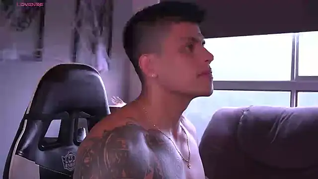 Snapshot of tyler_muscle1 chatting on 10/22/25, 05:56 tyler muscle1 online show from 10/22/25, 05:56