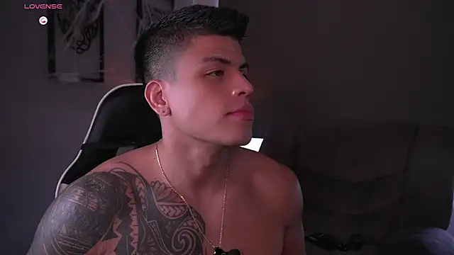 Snapshot of tyler_muscle1 chatting on 10/24/25, 02:02 tyler muscle1 online show from 10/24/25, 02:02